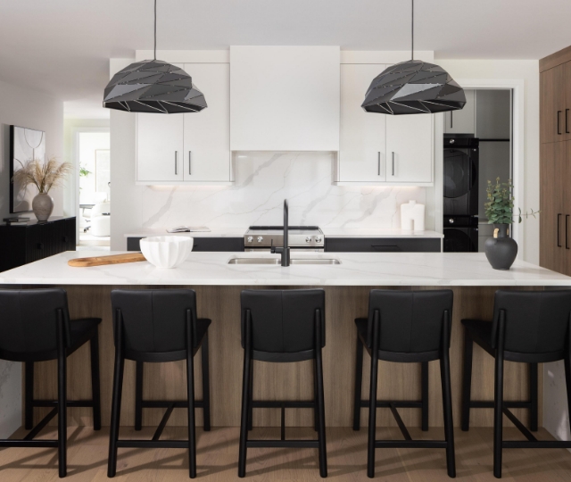 Eat-in Kitchen Islands & Peninsulas